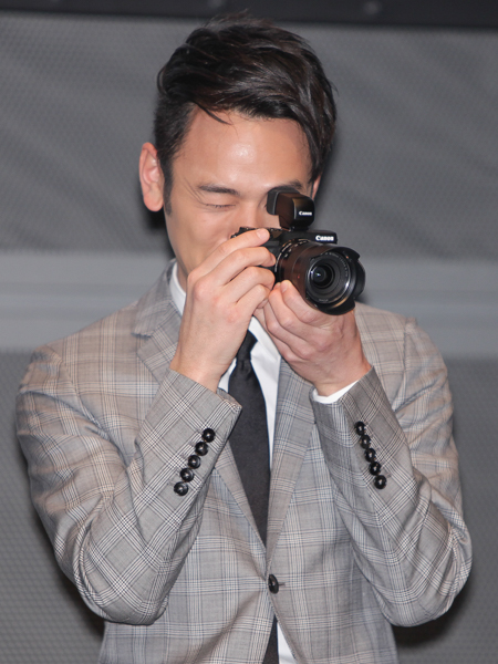 「EVFは持っておいた方がいいです。上からも覗けるので、かなり使えると思います」とEVFも気に入った様子