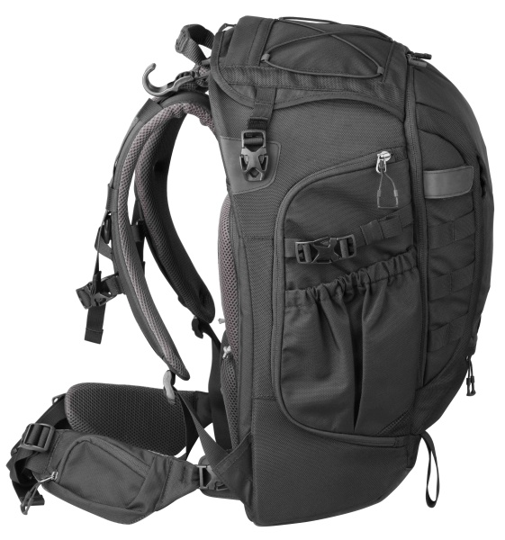 日本人の体型に最適化されたハーネスシステムを採用。3Dアルミニウムフレームにより背中へフィット感と剛性を高めた