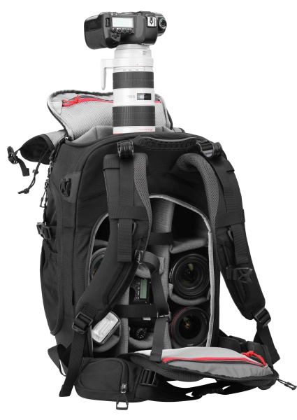 バッグ上部から素早くボディが取り出せる