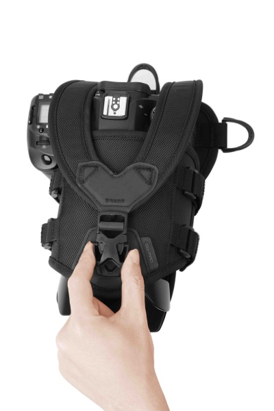 メインバックルは片手で操作可能