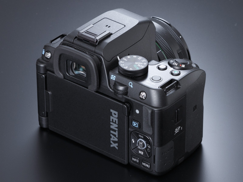 液晶モニターを閉じた状態。ファインダー接眼部の上には視度調整レバーを備える