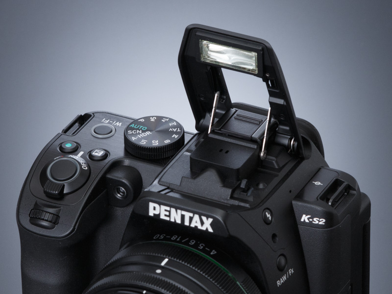 ガイドナンバー約12のポップアップ式フラッシュを内蔵。マニュアル発光にも対応する