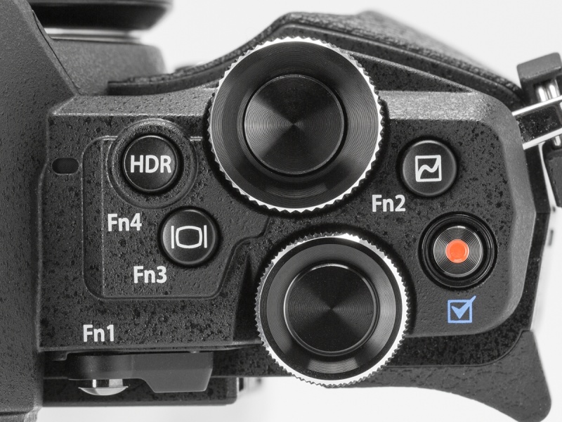 E-M5 Mark IIはカスタマイズ可能なボタンが多めで、上面にはFn2、Fn3、Fn4、ムービーの4つある