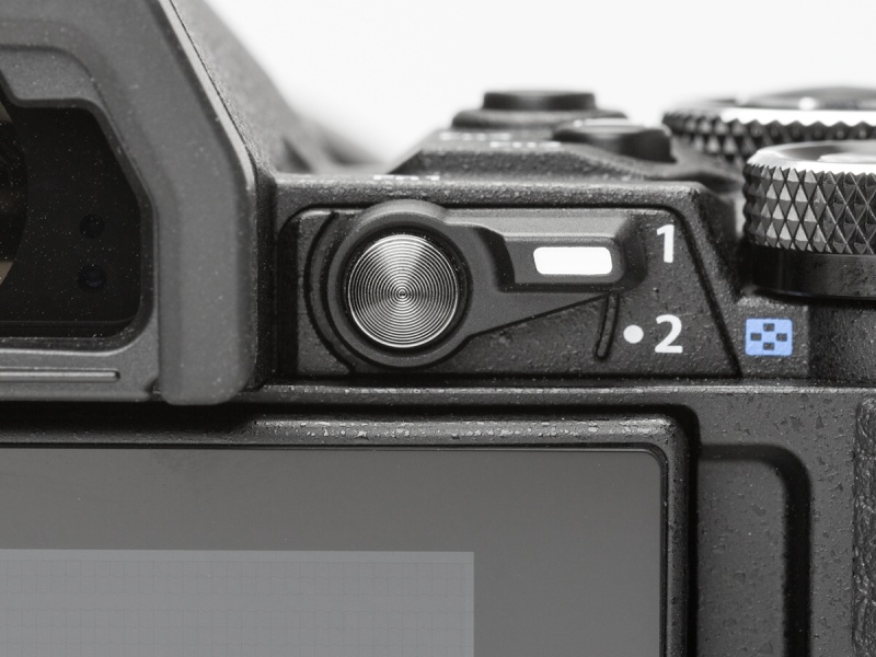 背面の接眼部脇にはFn1ボタンと同軸にレバーがある。レバーも機能の変更が可能だが、これのせいでFn1ボタンが押しづらいのだ