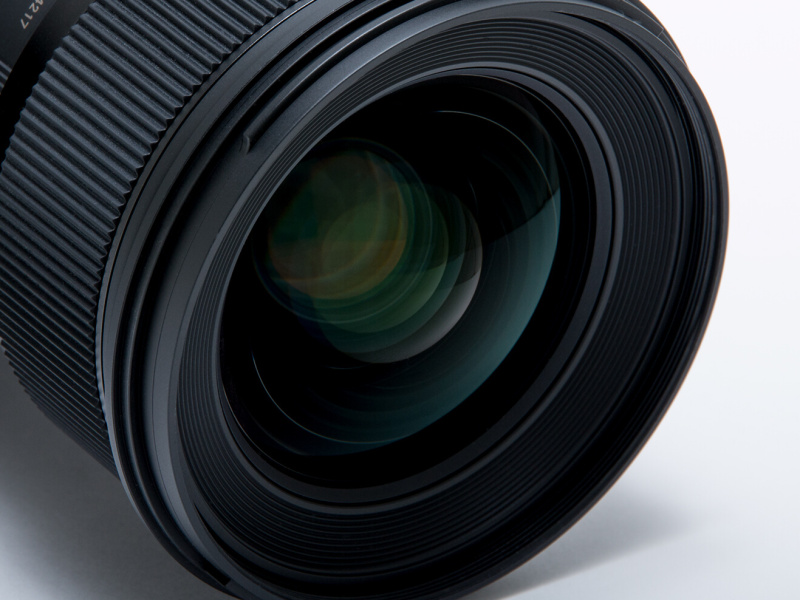レンズ正面。開放F1.4の明るいレンズだけに大きな前玉が目立つ。専用の花形フードが付属する