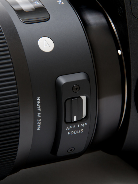 スイッチはAF/MFの切り替えスイッチのみ。AF時にフォーカスリングを回転させることでMFに切り替わるフルタイムマニュアル機構に対応