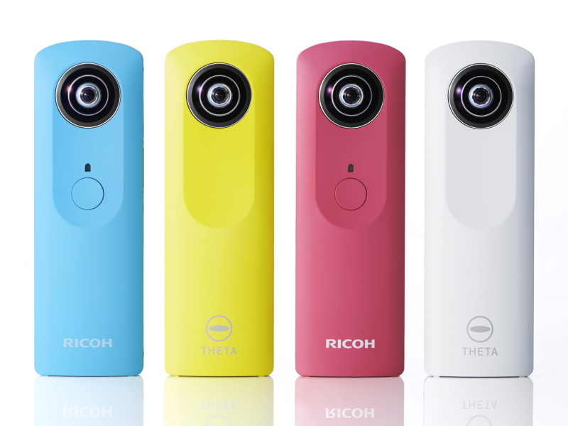 THETAの動画対応モデル、RICOH THETA m15。実勢価格は税込3万4,670円前後