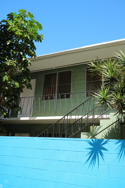 メイン通りを少し入ると、小さなコンドミニアムがあった。空と同じ色の青い壁と、樹木と同じ緑色の建物。2つの色の中にある星条旗が印象的な場面だ。キヤノンEOS M3 / EF-M22mm F2 STM / 22mm（35mm相当）/ 絞り優先AE（F4.5、1/500秒、-0.3EV）/ ISO 125 / WB：オート / ピクチャースタイル：オート