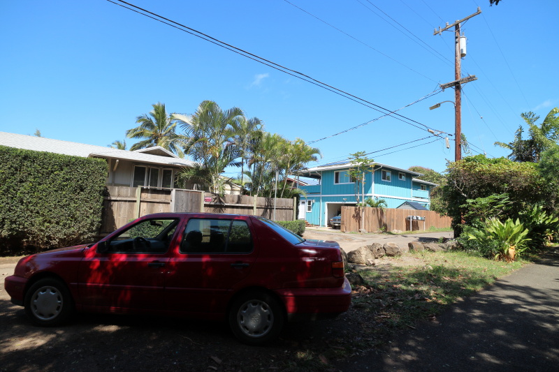 気持ち良い真っ青な空と青い家に対抗するような真っ赤な色の車が目立っていた。背後にある樹木の影でまだらになっている姿もまた、背景の清々しさと対照的で面白い。キヤノンEOS M3 / EF-M11-22mm F4-5.6 IS STM / 11mm（18mm相当）/ 絞り優先AE（F6.3、1/320秒、-0.7EV）/ ISO 125 / WB：太陽光 / ピクチャースタイル：オート