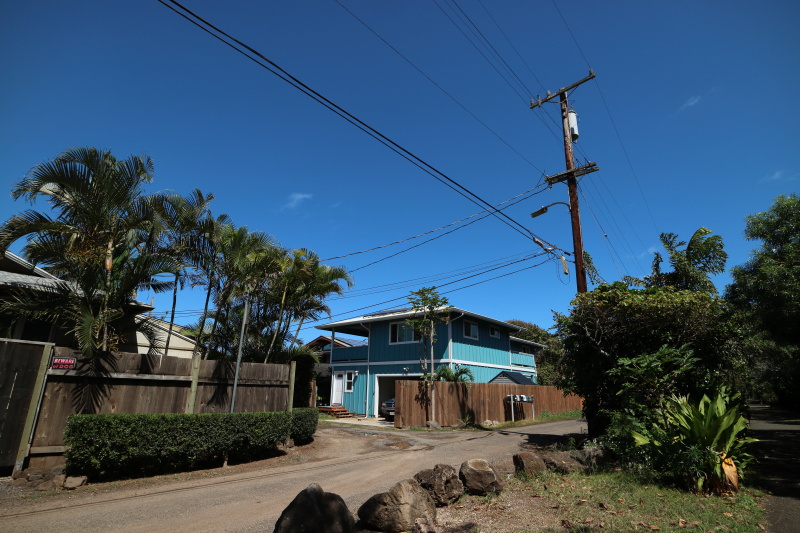 道と電線が斜めに伸びていることで、パースがつき遠近感が得られている。少し下からのアングルで狙うことでアイレベルよりも広さが強調できた