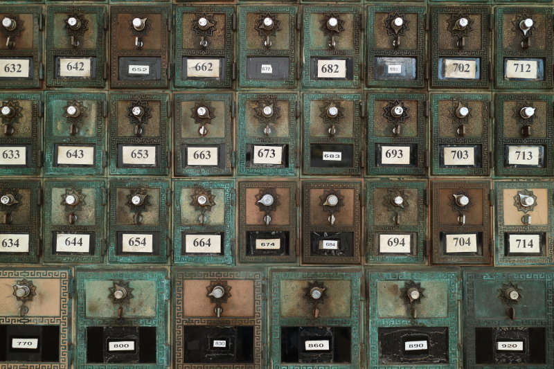 ハワイの小さな街で見つけた郵便局の古いポストは今も現役だ。ローキーにして年季の入った質感を表現した。キヤノンEOS M3 / EF-M18-55mm F3.5-5.6 IS STM / 18mm（29mm相当）/ 絞り優先AE（F4、1/125秒、-0.7EV）/ ISO 100 / WB：くもり / ピクチャースタイル：オート