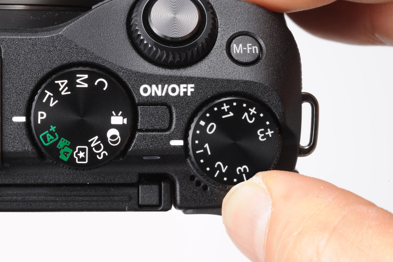 マイナス補正にするには、露出補正ダイヤルを-側に回す。EVFをのぞきながら設定することもできるので便利だ