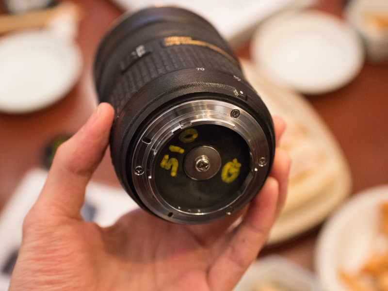 会場にあったペン立て、もといニッコールタンブラーは本来カメラに付かないが、“誰かのしわざ”でFマウント化されていた（マネは自己責任で）