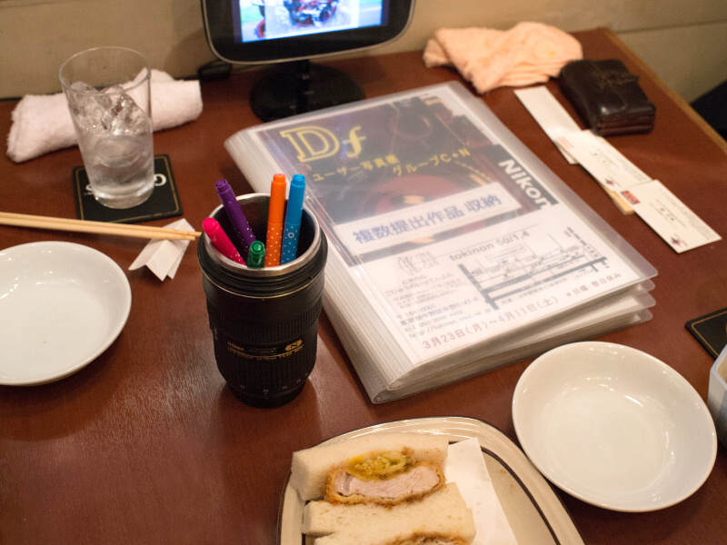 ファイルが2冊置いてあり、ニコン社員による作品と、複数提出した参加者の作品が収められている