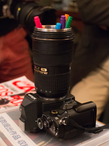 会場にあったペン立て、もといニッコールタンブラーは本来カメラに付かないが、“誰かのしわざ”でFマウント化されていた（マネは自己責任で）