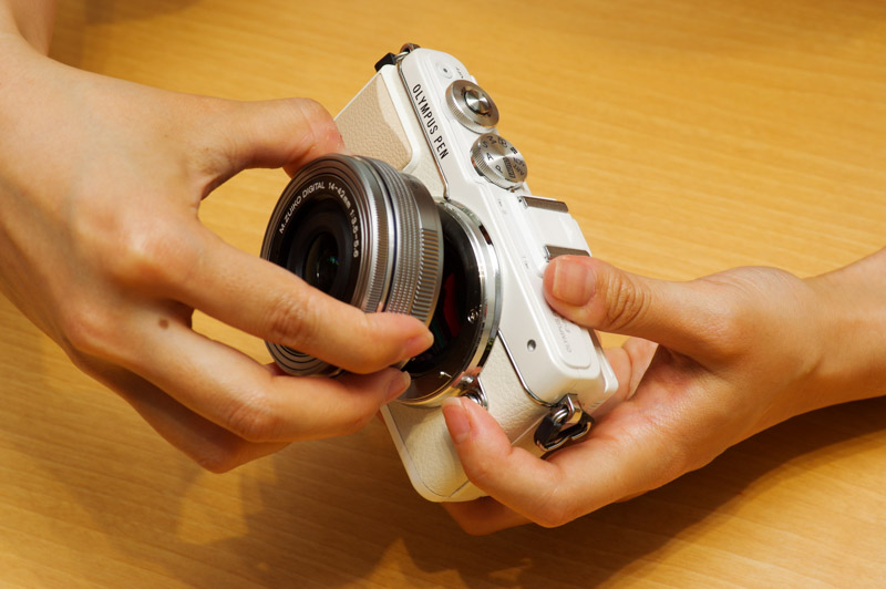 レンズとカメラボディのロックが外れるので、レンズをゆっくり回します（回す方向はカメラによって違います）。