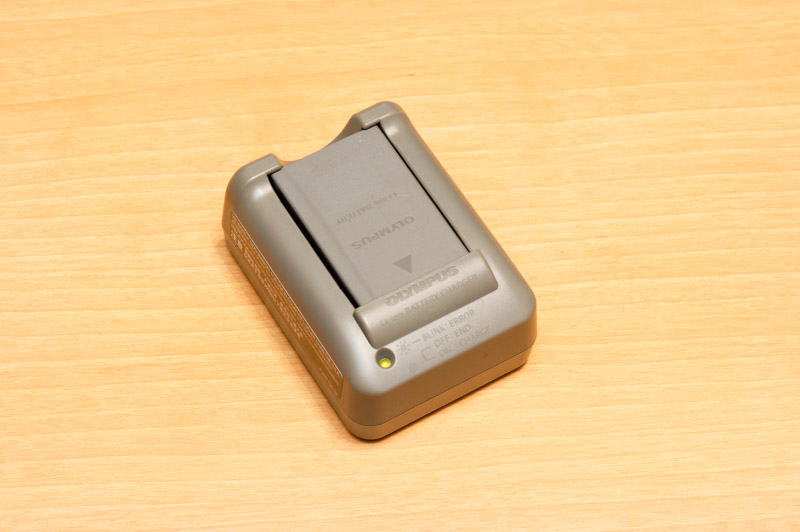 バッテリーを充電器にセットして充電します。このカメラの場合、LEDが消えたらフル充電が完了です