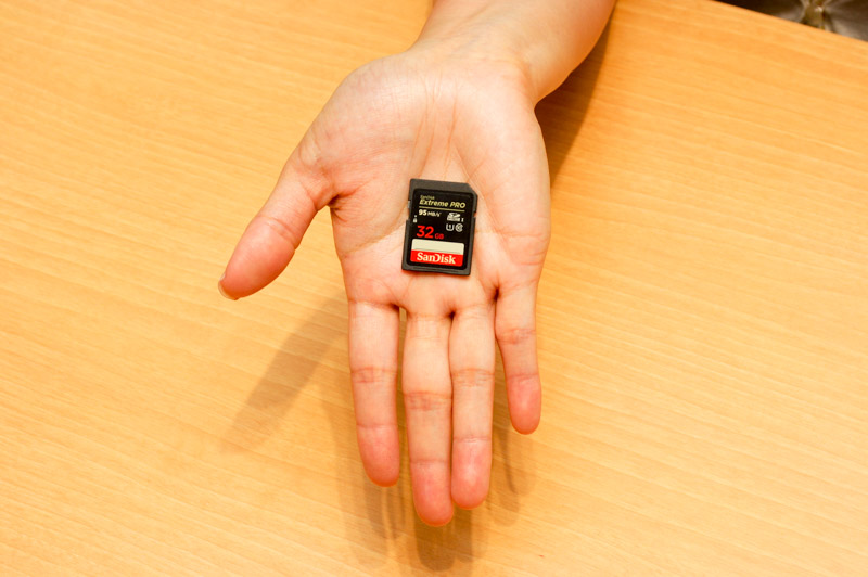 SDカードにもいろいろありますが、最近のカメラなら「SDHC」と書かれた製品ならまず使えます。
