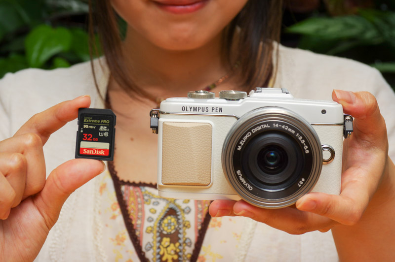 SDカードにもいろいろありますが、最近のカメラなら「SDHC」と書かれた製品ならまず使えます。