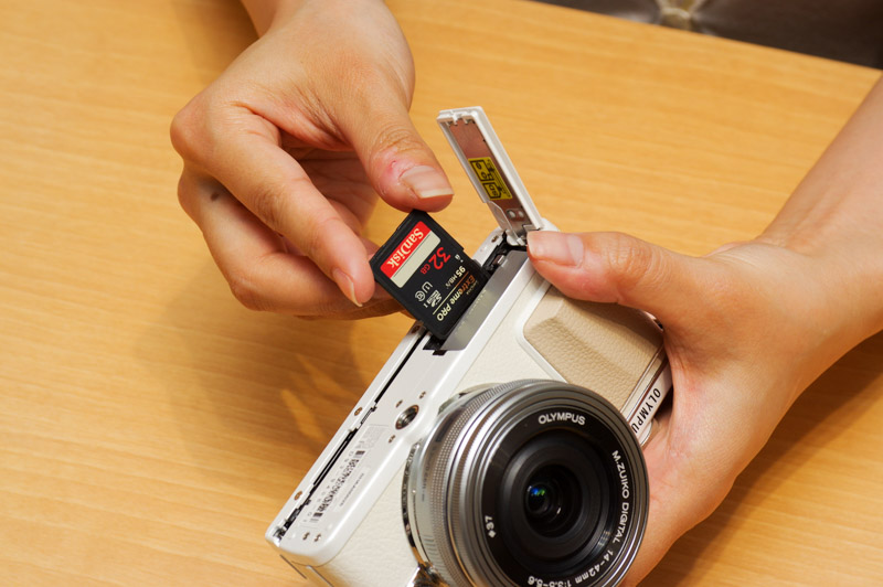 バッテリーと同じように、カチッというまで押し込んでください。