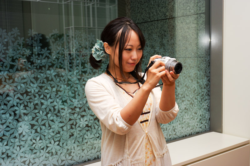 これはカメラを横にして構える例。右手でカメラを持ち、左手でレンズを支えるようにして持つのが基本。脇を締めて落ち着いて。ストラップをつけた方が安心して撮れます。