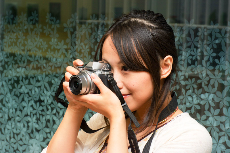 ファインダーがあるタイプのカメラ（OLYMPUS OM-D E-M10）を構えてみます。これは横に構えたとき