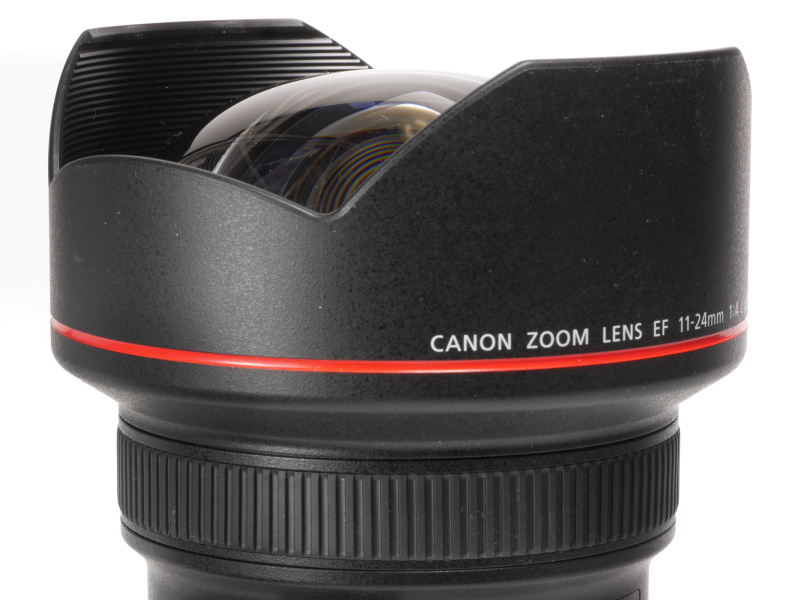 前玉が大きく突出しているので、フィルター類は一切装着不可。撮影が終わったら速やかにレンズキャップを装着してレンズを保護したい