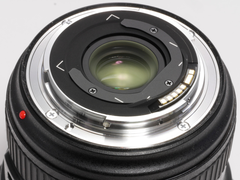 レンズ後部には「フィルターホルダー」があり、ここにゼラチンフィルターなどシートタイプのフィルターを適切なサイズに切って挟み込むことができる