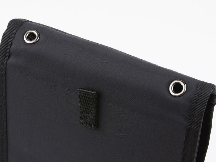 吊り下げ用のストラップ穴とカラビナ通しも備える