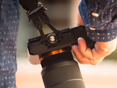 小型カメラ用の速写ストラップマウント「C-Loopミニ」 - デジカメ