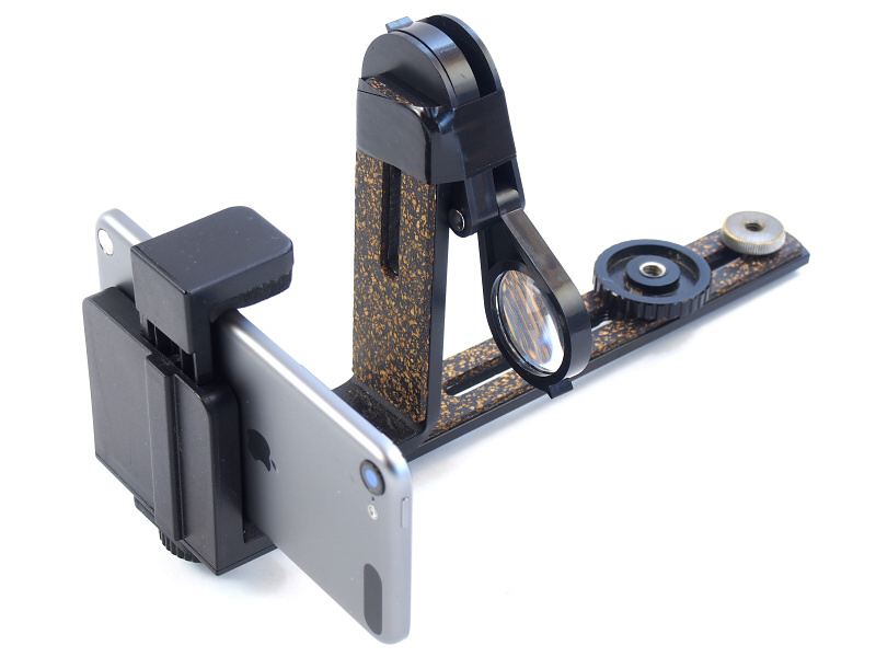 上記のパーツを組み立てると「モニター&シャッターボタン・ユニット」が完成する。ちなみにルーペはL字ブラケットにビニールテープで固定しているが、これによってスマートフォンの画面を至近距離で見て、構図やピントの確認ができるのだ