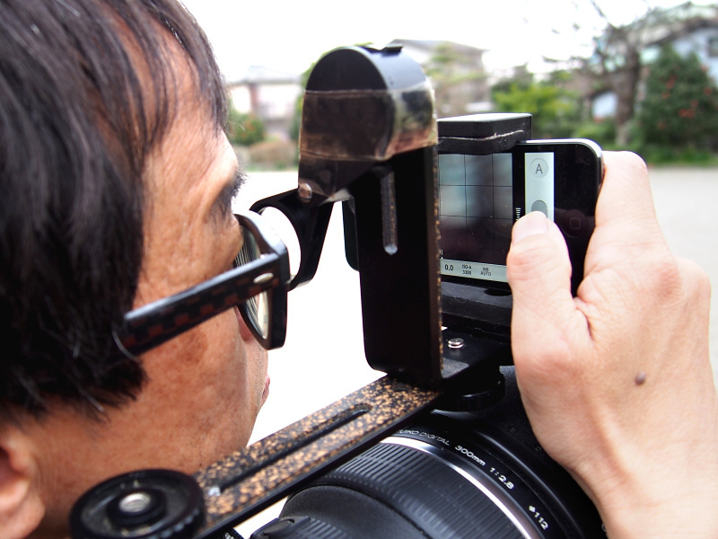 ルーペを覗きながら構図とピントを確認し、スマートフォン側でシャッターを切る。なお、OLYMPUS AIR A01とZUIKO DIGITAL ED 300mm F2.8+EC-20との組み合わせではAFが上手く作動せず、ピントはMFで慎重に行う必要がある