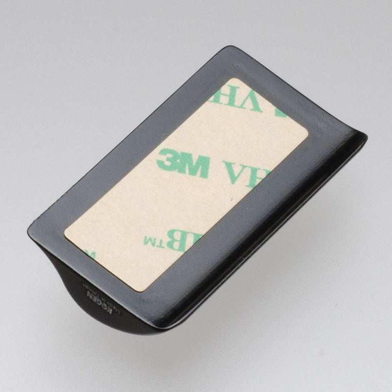 両面テープを使って貼り付ける