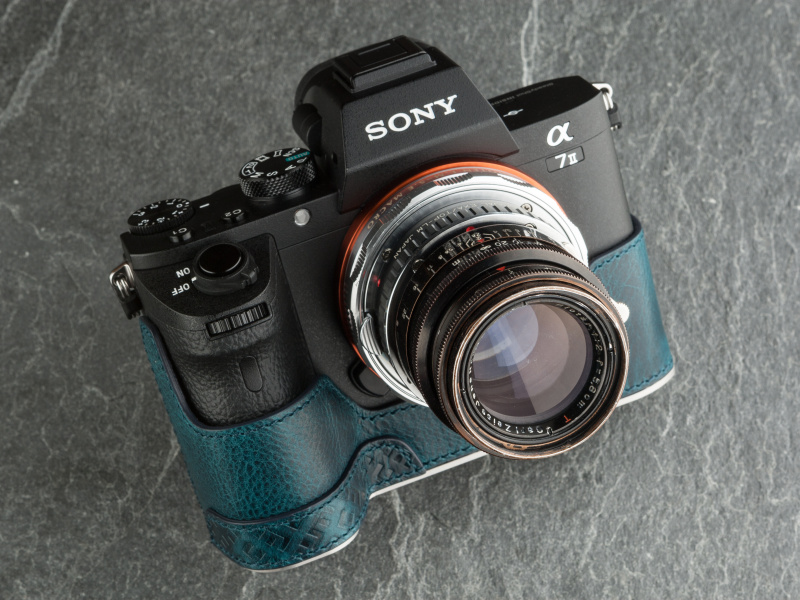 リムズデザインのケースは税込1万6,000円。グリップの半分を覆うスタイルだ