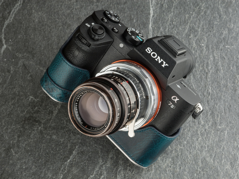 イタリアンレザーのミネルヴァは、くっきりとしたシボとムラのある染めが印象的だ