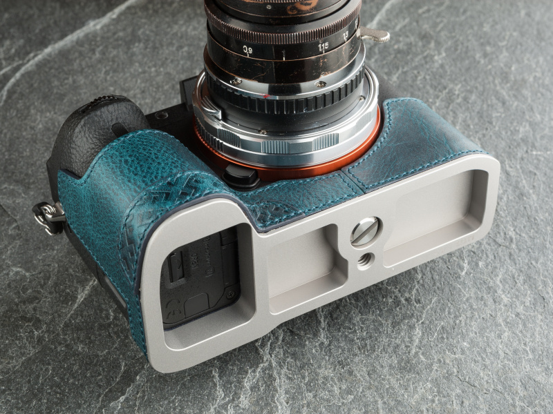 底面は金属プレートを採用する。バッテリー部はイージーアクセスが可能だ