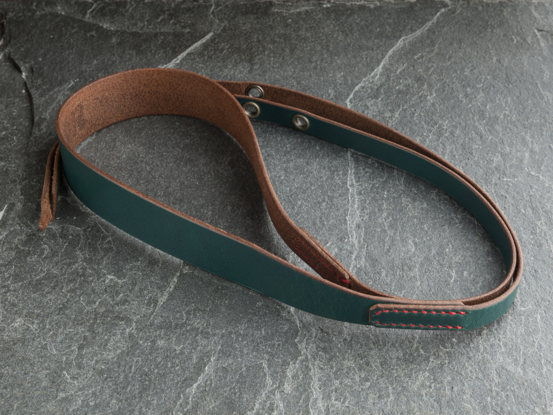 St-Artのカメラネックストラップは税込9,900円。サイドはノンステッチのデザインだ