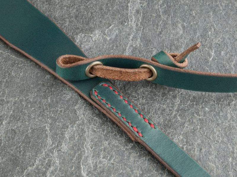 取り付け部は編み込み式を採用。シンプルかつ実用的なスタイルだ