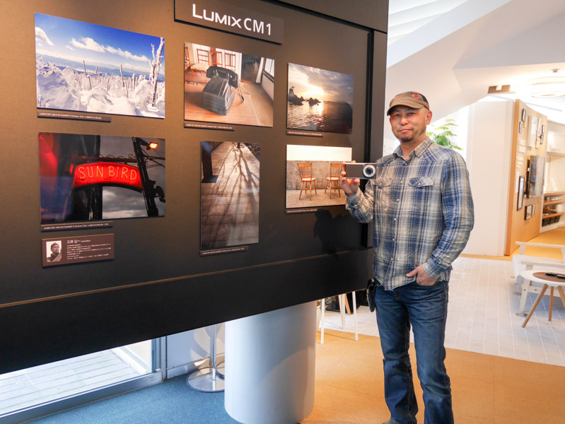 CM1で撮影されたプリントが展示中。右は撮影した三井公一さん