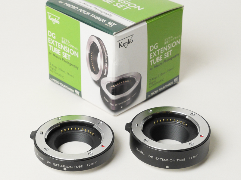 レンズの最短撮影距離を縮める中間リングは、ケンコーブランドの<a href="http://www.kenko-tokina.co.jp/imaging/eq/eq-digital/close/tube/4961607809433.html" class="n" target="_blank">デジタル接写リングセット</a>を使用。今回は左側の10mmタイプのみを使った。手持ちのレンズをマクロレンズとして使えるので、持っていると普段の撮影でも重宝する