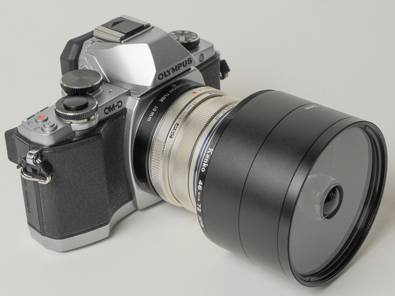 ボディに対して径の大きなレンズとなるが、従来の菓子箱を使ったものよりしっかりしており、安心して撮影できる