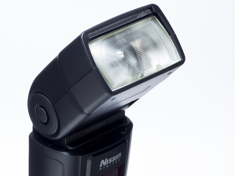 発光部のヘッドは上方90度、下方7度、左180度、右180度可動。可動させる際には軸に設けられたロックボタンを押してロックを解除する。正面位置ロック機構もあり。