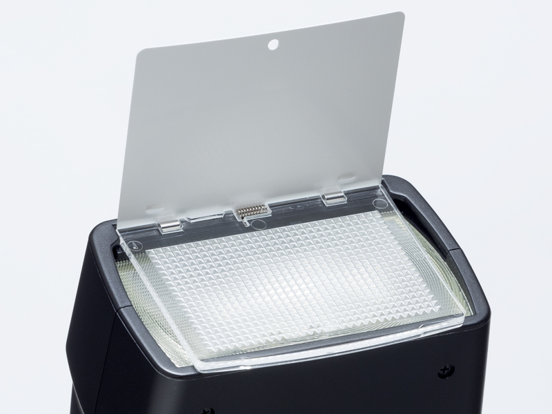 ヘッド部には収納式の16mm用ワイドパネルとキャッチライト用の白色反射板を搭載。