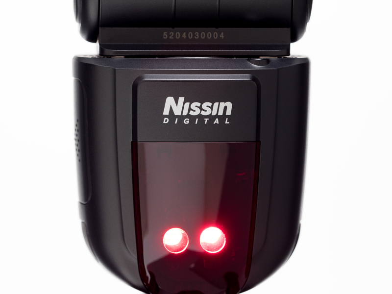 カメラに直接取付けたときに使用可能なAF補助光搭載。ワイヤレスストロボとして使用する際には点滅してワイヤレスモードであることを知らせる。なお発光直後のチャージ中は点滅が停止する。