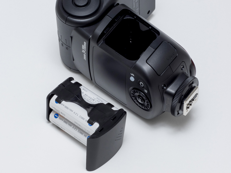 使用電池は単3型乾電池4本。アルカリ電池およびニッケル水素充電池が使用可能。電池4本を装填できる取り外し式のクイックローディング方式を採用。電池のプラスマイナス極の方向が4本ともに同じ向きに揃うのもニッシンジャパンストロボの特徴。