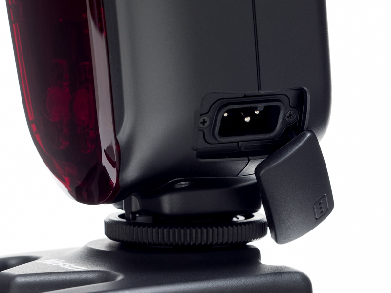 外部電源端子。ニッシンジャパンの充電式外部バッテリー「パワーパックPS8」を接続することで、ストロボのチャージタイムが大幅に短縮される。