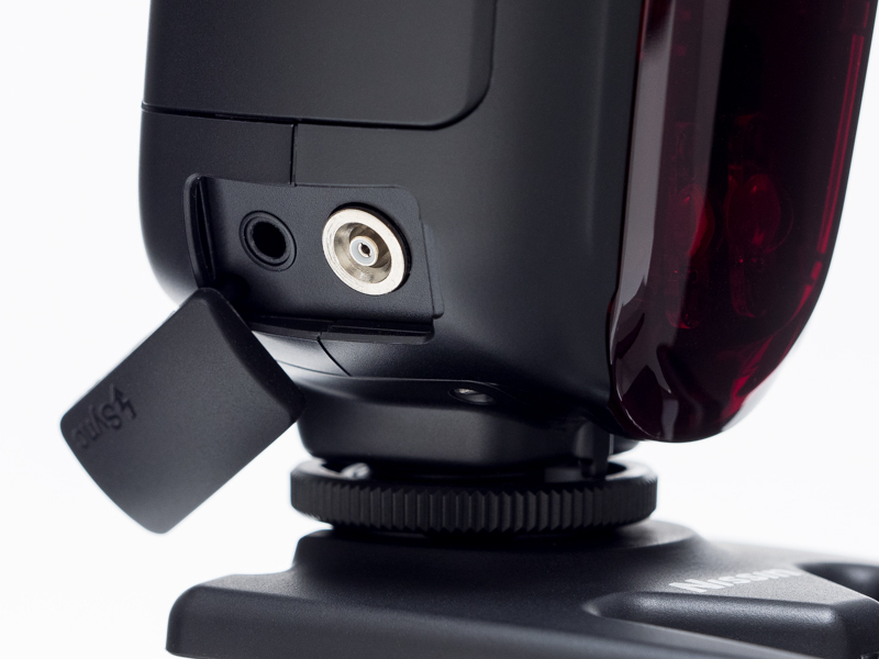 汎用シンクロケーブルを接続させることでカメラとのシンクロ発光が可能なシンクロ端子（右）と有線により別のストロボを連動発光させるためのストロボ増設用端子（左）。