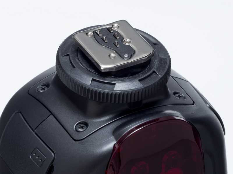 カメラと接続するシュー部。カメラとの通信用端子が設けられている。シューロックは回転させるねじ込み式。