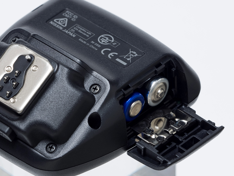 Air1は単4型のアルカリ乾電池およびニッケル水素充電池2本で作動する。カメラのホットシューに取り付けることで、カメラからのストロボシンクロとTTL調光の信号を受け取ることができる。Air1本体には技術適合証明のマークが表示。