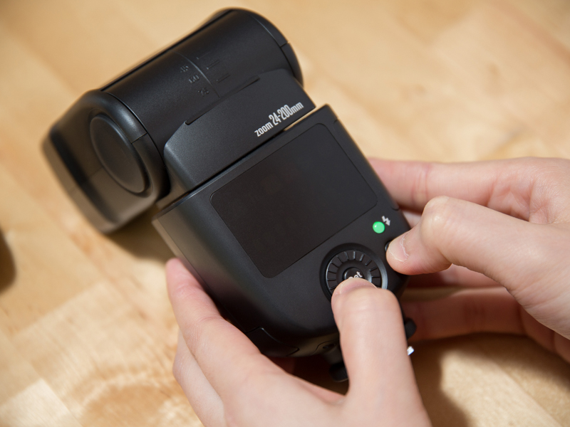 まずはDi700AとAir1をペアリングする。ともに電源をOFFにした状態から、Di700AのSETボタンを押したまま電源ボタンを3秒間長押しする。ピープ音と共にテスト発光ボタンが点滅を始めたらボタンから指を離す。